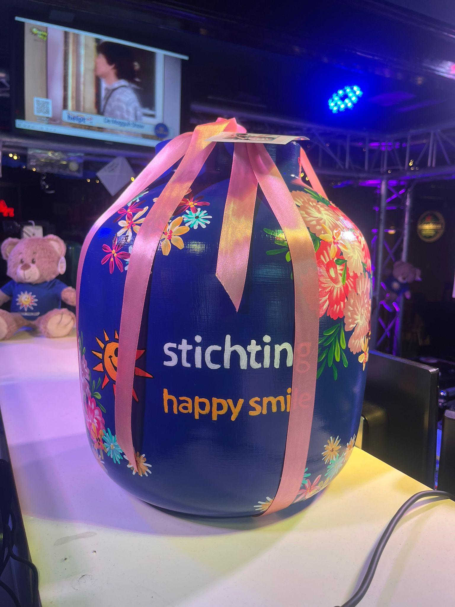 Handgemaakte vaas met schilderwerk – Zwartewaterlandhelpt & Stichting Happy Smile - Afbeelding 2