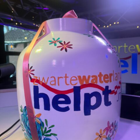 Handgemaakte vaas met schilderwerk – Zwartewaterlandhelpt & Stichting Happy Smile