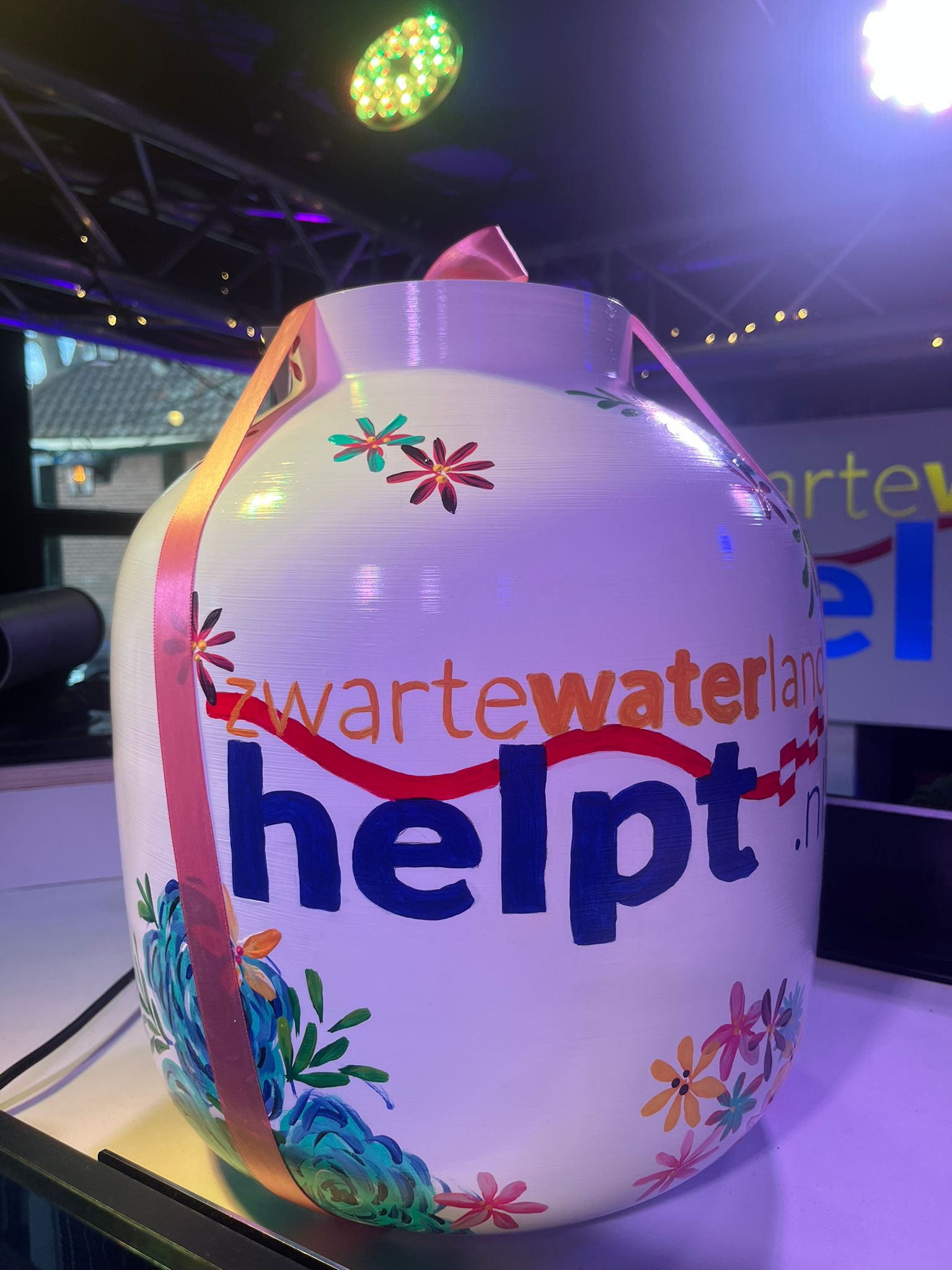 Handgemaakte vaas met schilderwerk – Zwartewaterlandhelpt & Stichting Happy Smile