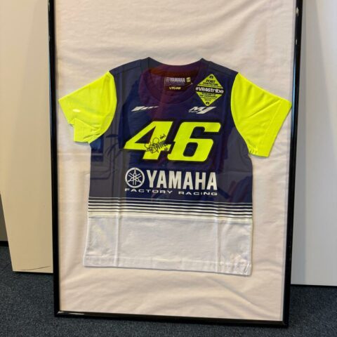 T-shirt Gesigneerd door Valentino Rossi (klein) – Ingelijst & Uniek Collectors Item