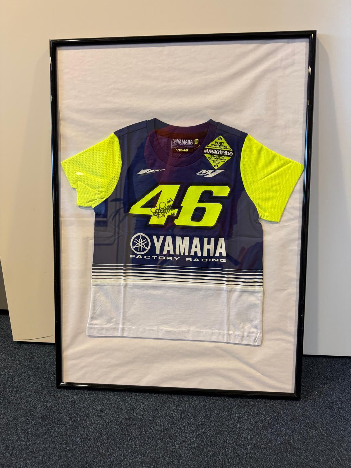 T-shirt Gesigneerd door Valentino Rossi (klein) – Ingelijst & Uniek Collectors Item