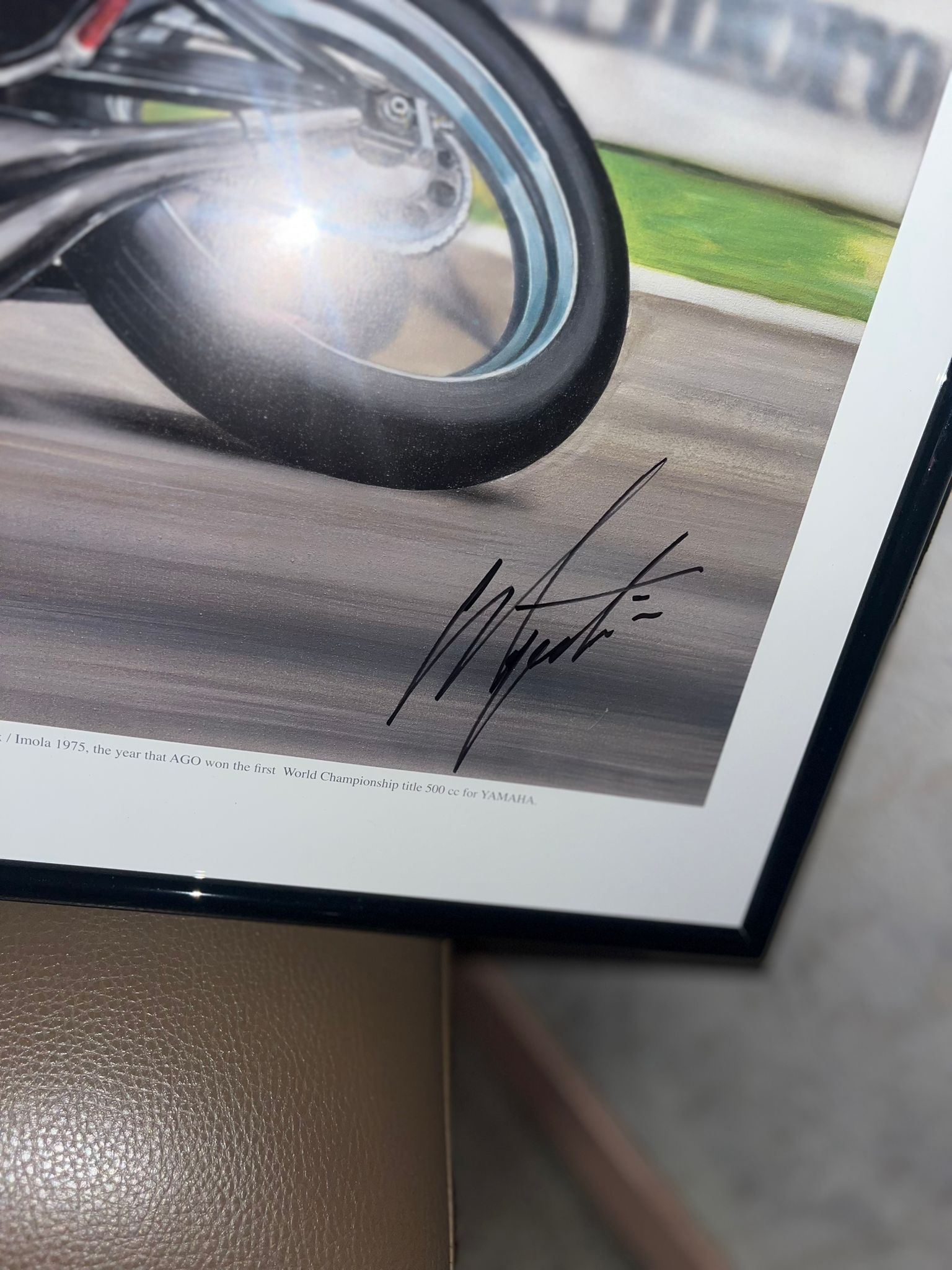 Gesigneerd Schilderij van Giacomo Agostini – Yamaha 500-4 OW23 tijdens de Italian Grand Prix Imola 1975 - Afbeelding 3