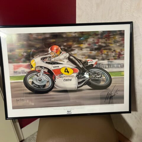 Gesigneerd Schilderij van Giacomo Agostini – Yamaha 500-4 OW23 tijdens de Italian Grand Prix Imola 1975